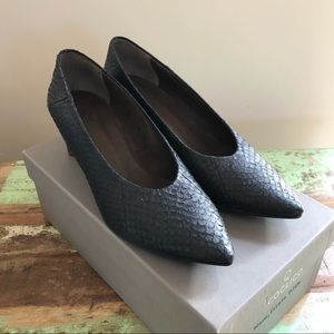 New in Box - Coclico Wumo Dark Navy Salmon Skin Heels
